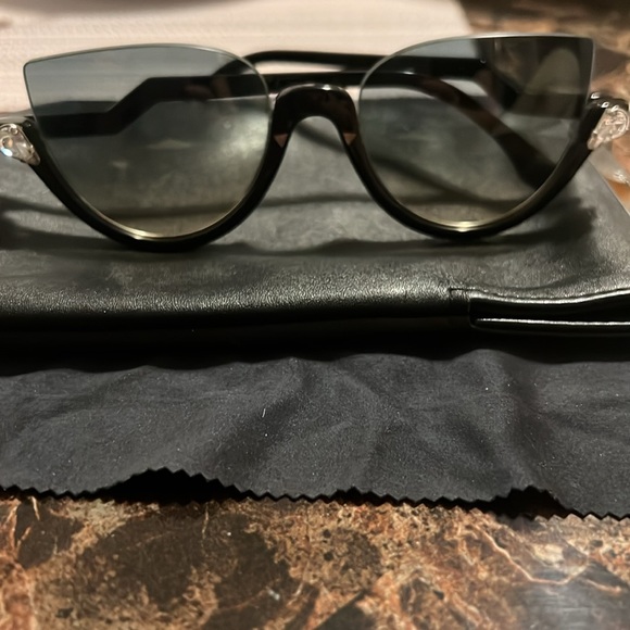 Worn few times has a small scratch on one of the lens  not noticeable - Picture 5 of 6